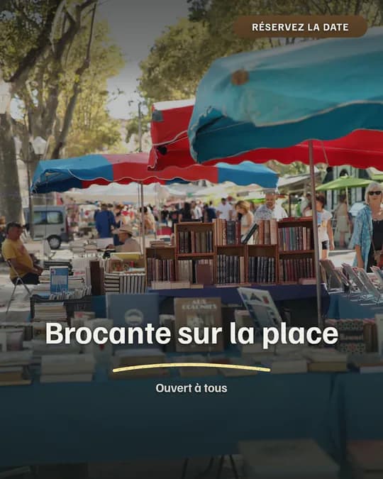 Visuel « Événement » : « Brocante sur la place », souligné d’un trait de craie, et « Ouvert à tous » sur la photo d’un marché