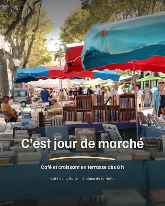 Visuel sur photo : « C’est jour de marché », souligné d’un trait de craie, sur la photo d’un marché sous les parasols