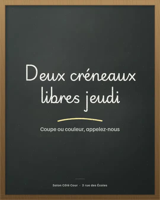 Visuel sans photo : « Deux créneaux libres jeudi » écrit à la craie sur une ardoise encadrée de bois, puis « Coupe ou couleur, appelez-nous »